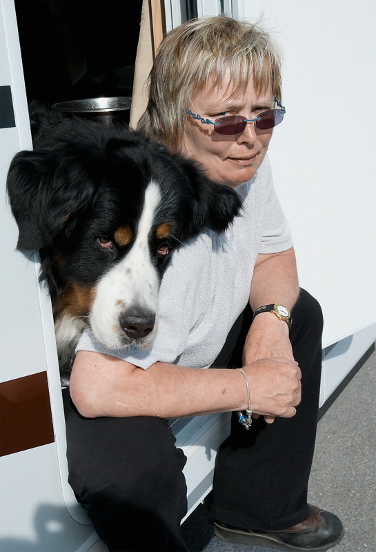 toskana D35_7594 als Smart-Objekt-1 Kopie.jpg - Auf dem Weg Richtung Siena haben wir uns entschlossen die Seele baumeln  zu lassen und auf einem Campingplatz 2 Tage zu verbringen . Anke war im eiskalten Pool schwimmen während ich faul in der Sonne gelegen habe. Anton hat den ganzen Nachmittag im Schatten gelegen und geschlafen.